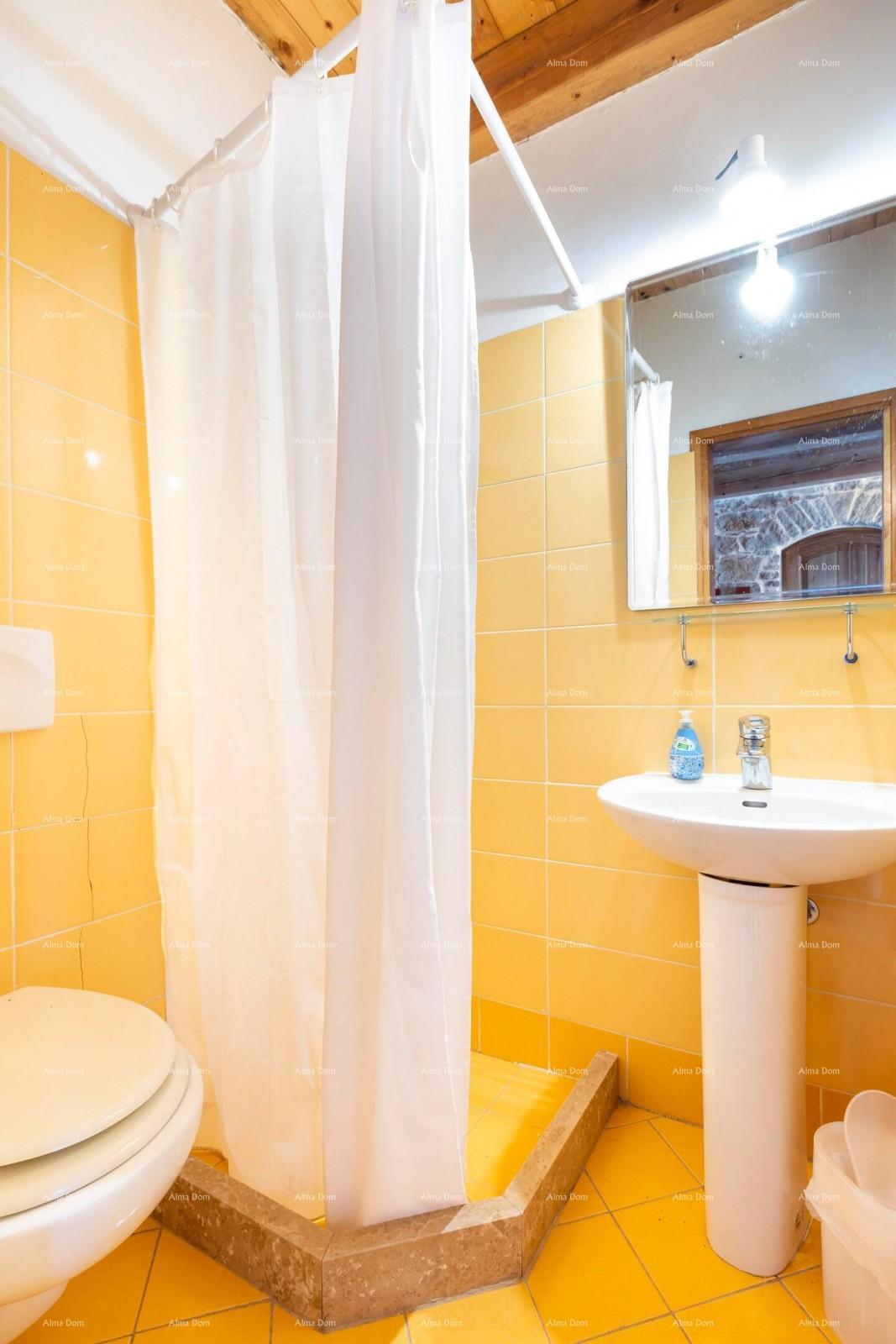 Marčana. Dve kamniti hiši z bazenom.