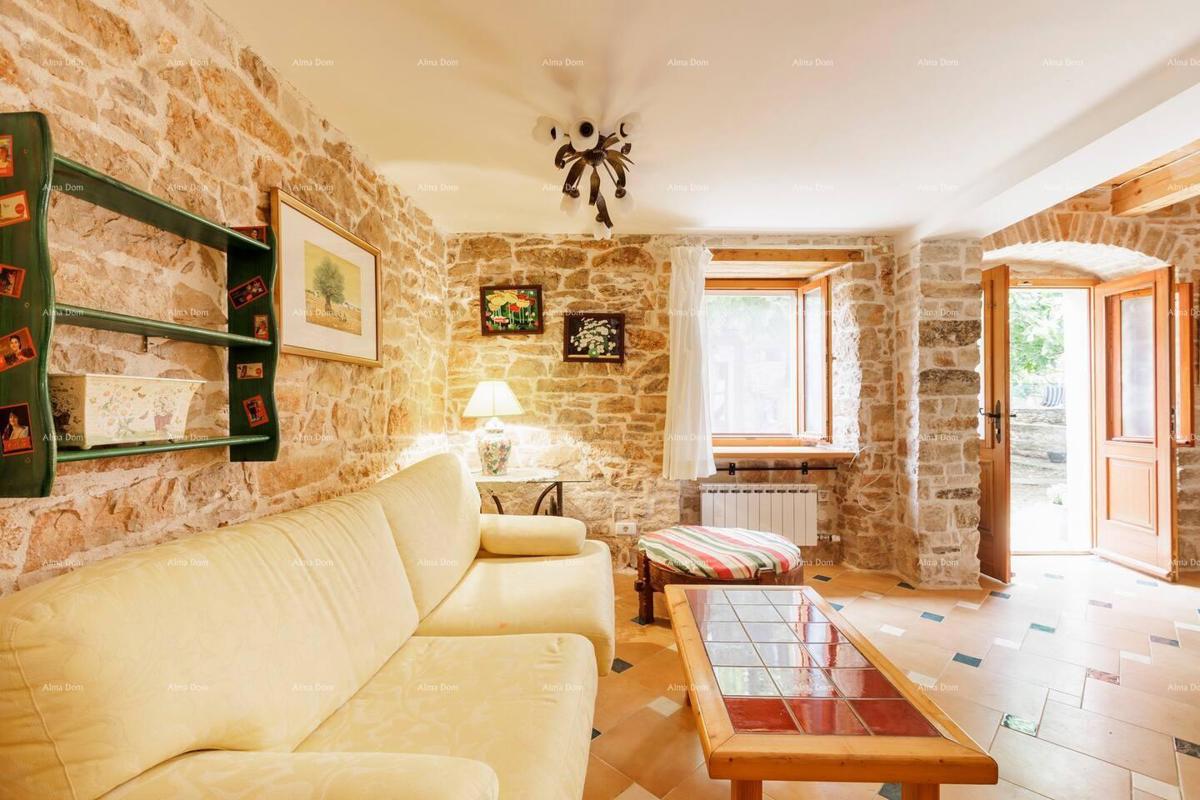 Marčana. Dve kamniti hiši z bazenom.