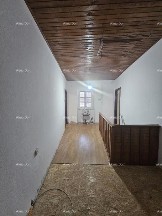 Barban – hiša z ograjenim dvoriščem