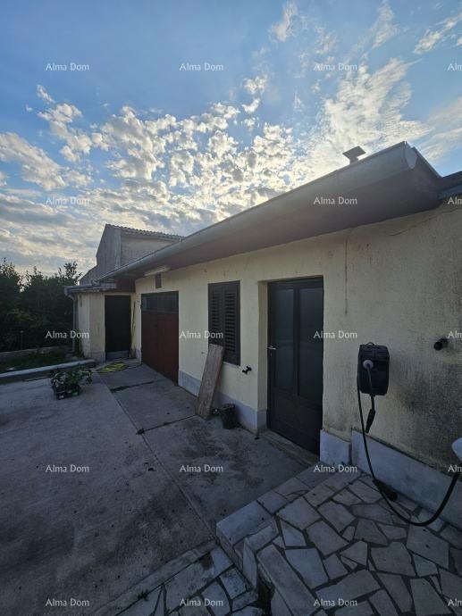 Barban – hiša z ograjenim dvoriščem