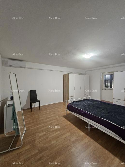 Barban – hiša z ograjenim dvoriščem