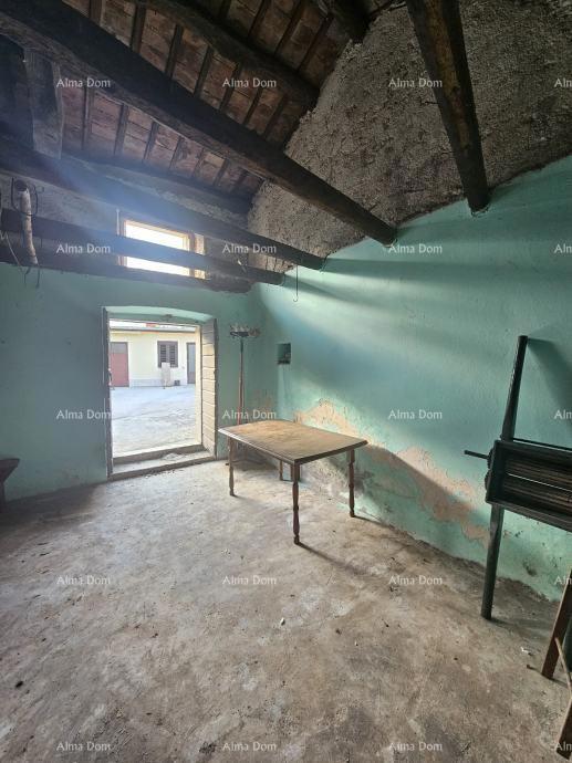 Barban – hiša z ograjenim dvoriščem