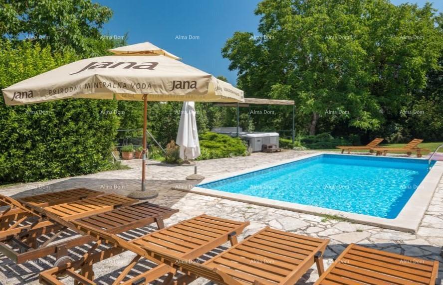 Hiša z bazenom za prodajo, Tinjan