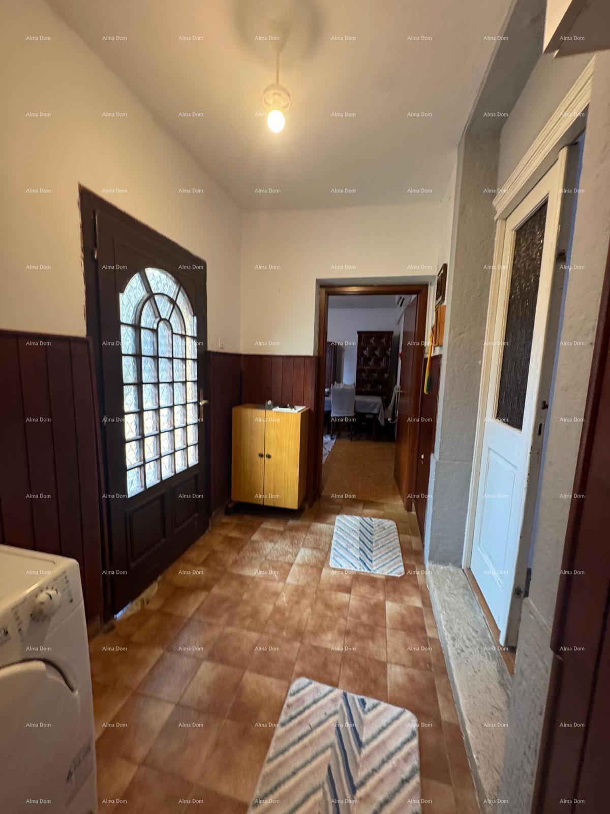 Prodaja hiše v širšem centru s pomožno zgradbo, Pula!