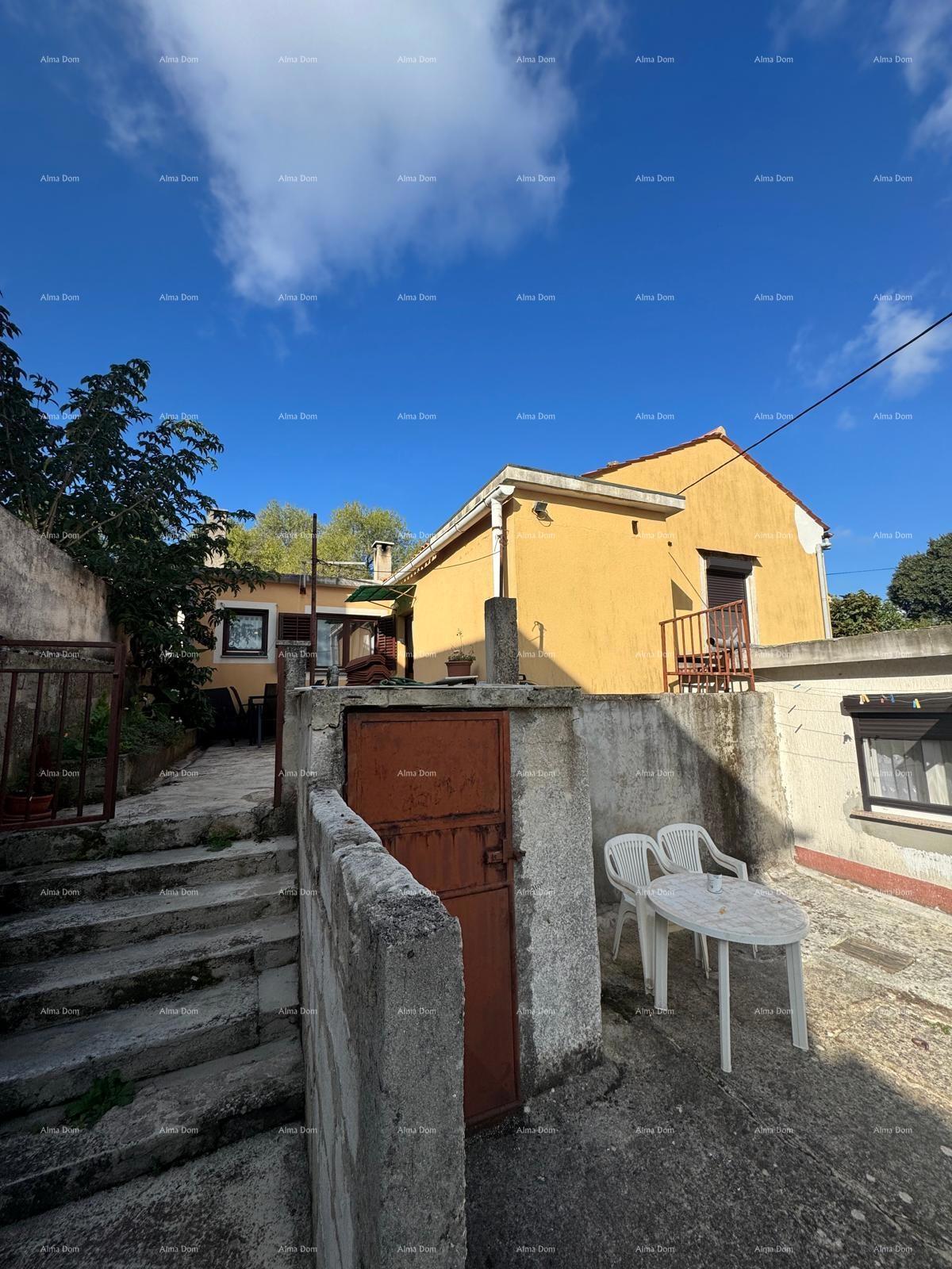 Prodaja hiše v širšem centru s pomožno zgradbo, Pula!