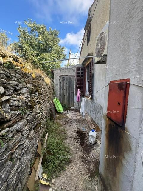 Prodaja hiše v širšem centru s pomožno zgradbo, Pula!