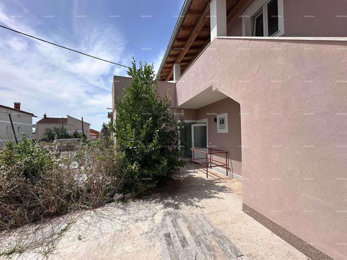 Prodaja fantastične hiše s tremi stanovi v Medulinu!