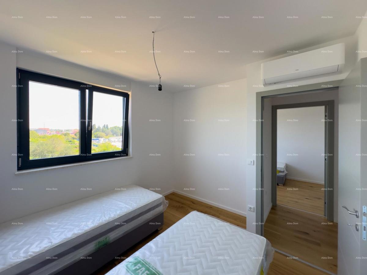 Prostran stan v Puli s tremi spalnicami in modernimi vsebinami blizu centra mesta