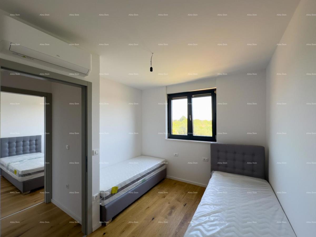 Prostran stan v Puli s tremi spalnicami in modernimi vsebinami blizu centra mesta