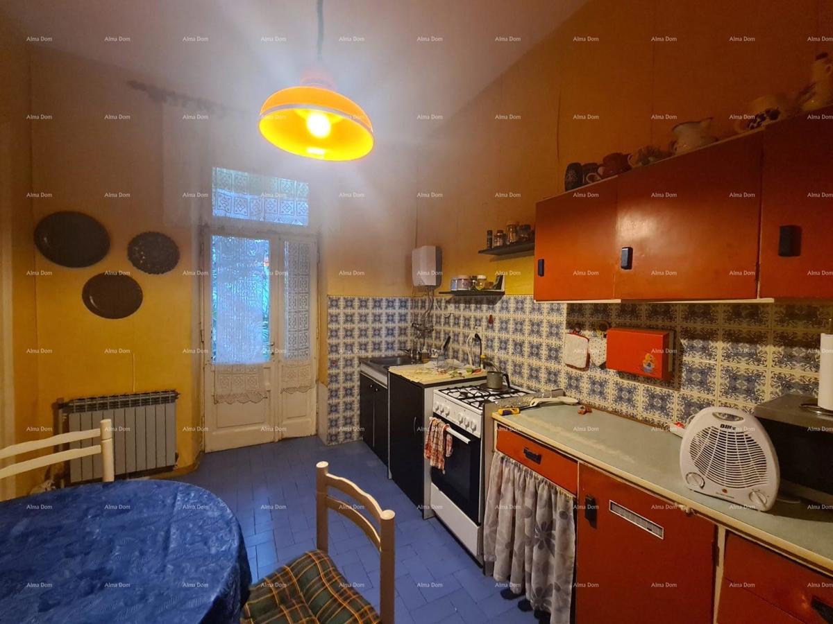 Stan v pritličju s dvoriščem in garažo – center Pule