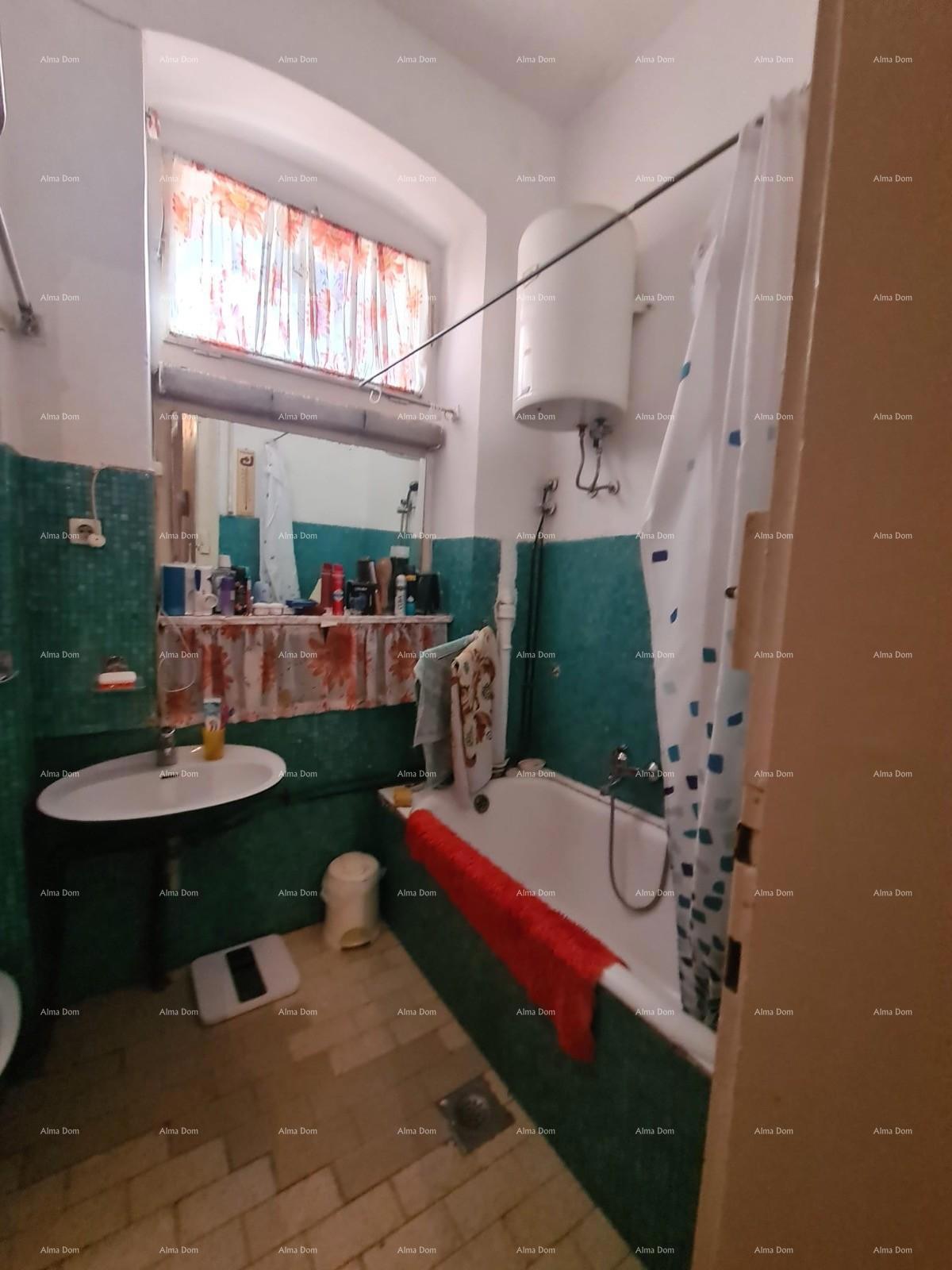 Stan v pritličju s dvoriščem in garažo – center Pule