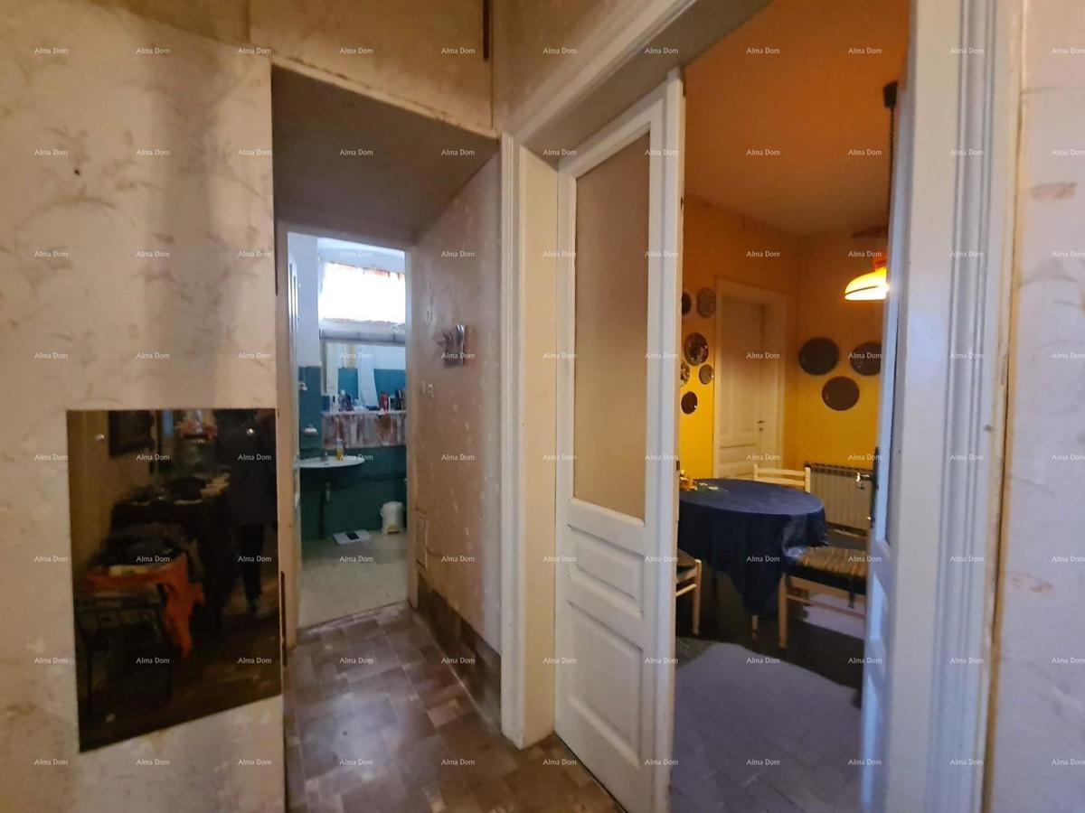 Stan v pritličju s dvoriščem in garažo – center Pule