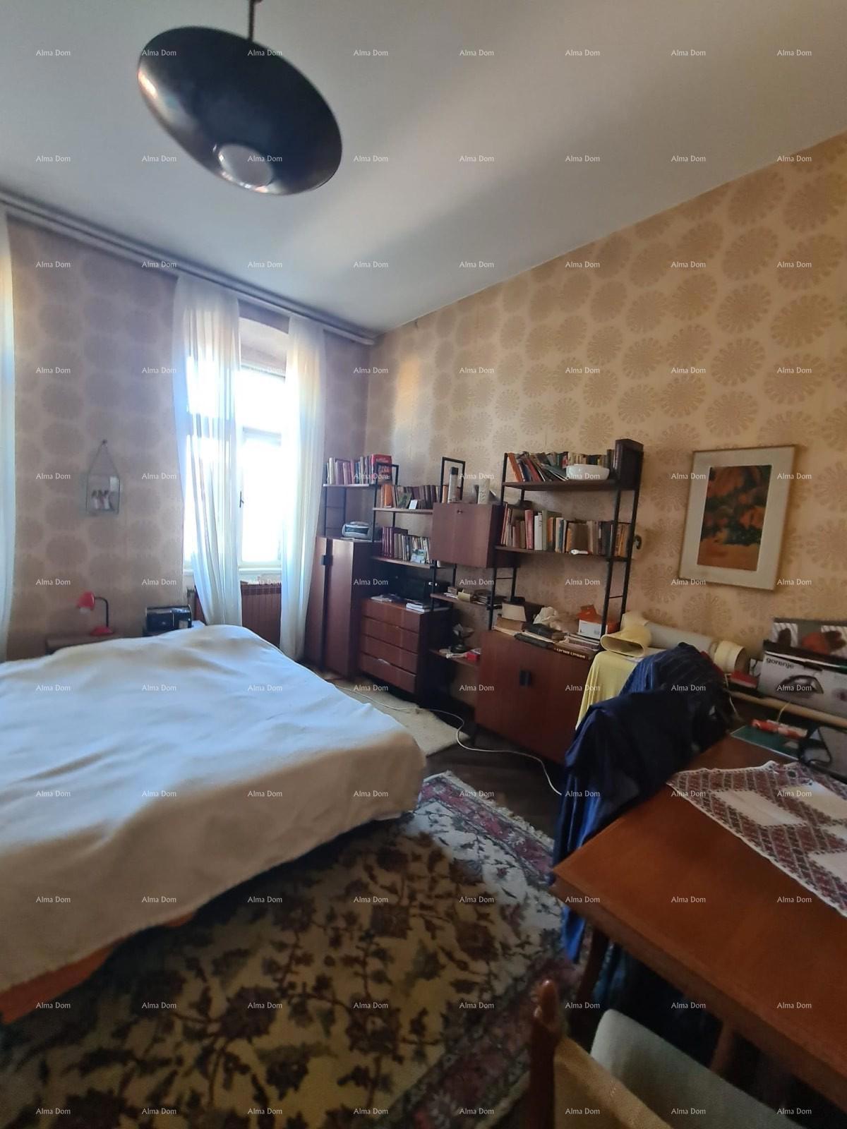 Stan v pritličju s dvoriščem in garažo – center Pule