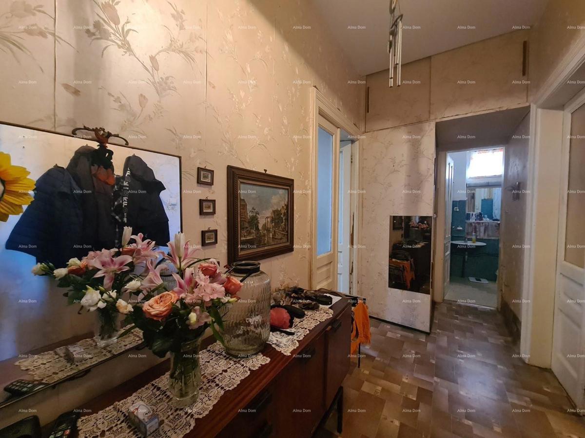 Stan v pritličju s dvoriščem in garažo – center Pule