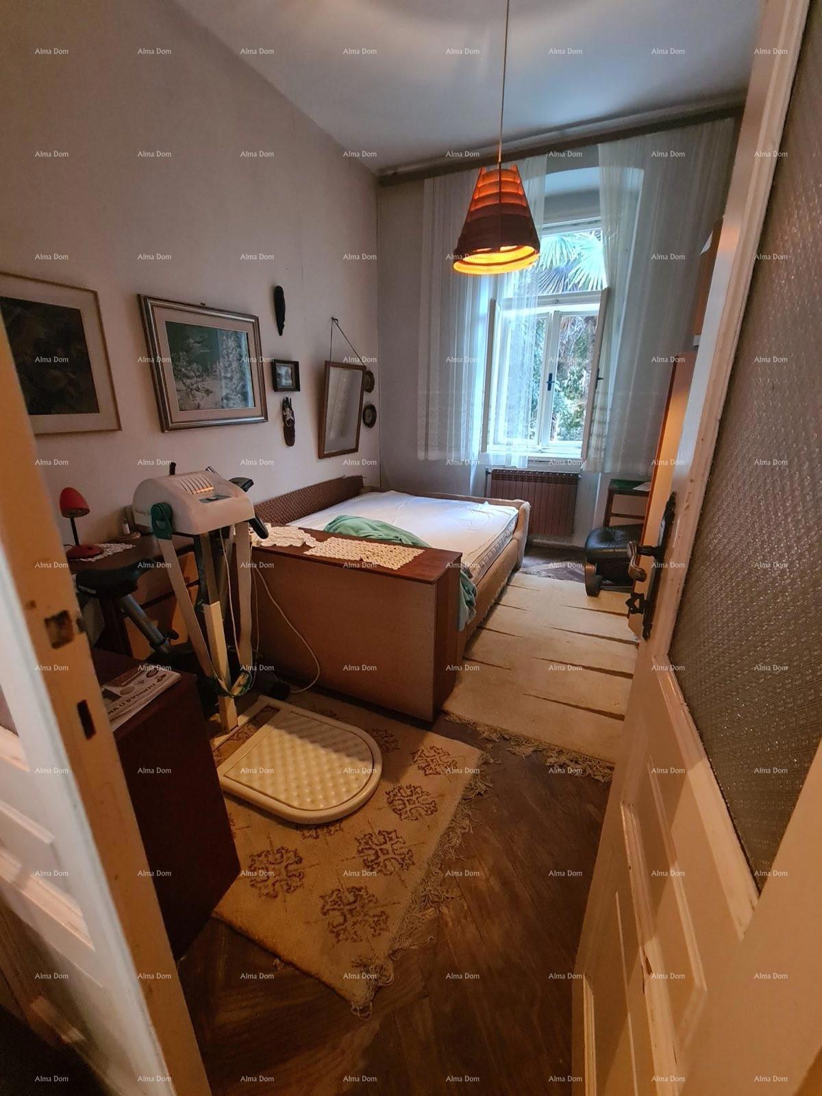 Stan v pritličju s dvoriščem in garažo – center Pule