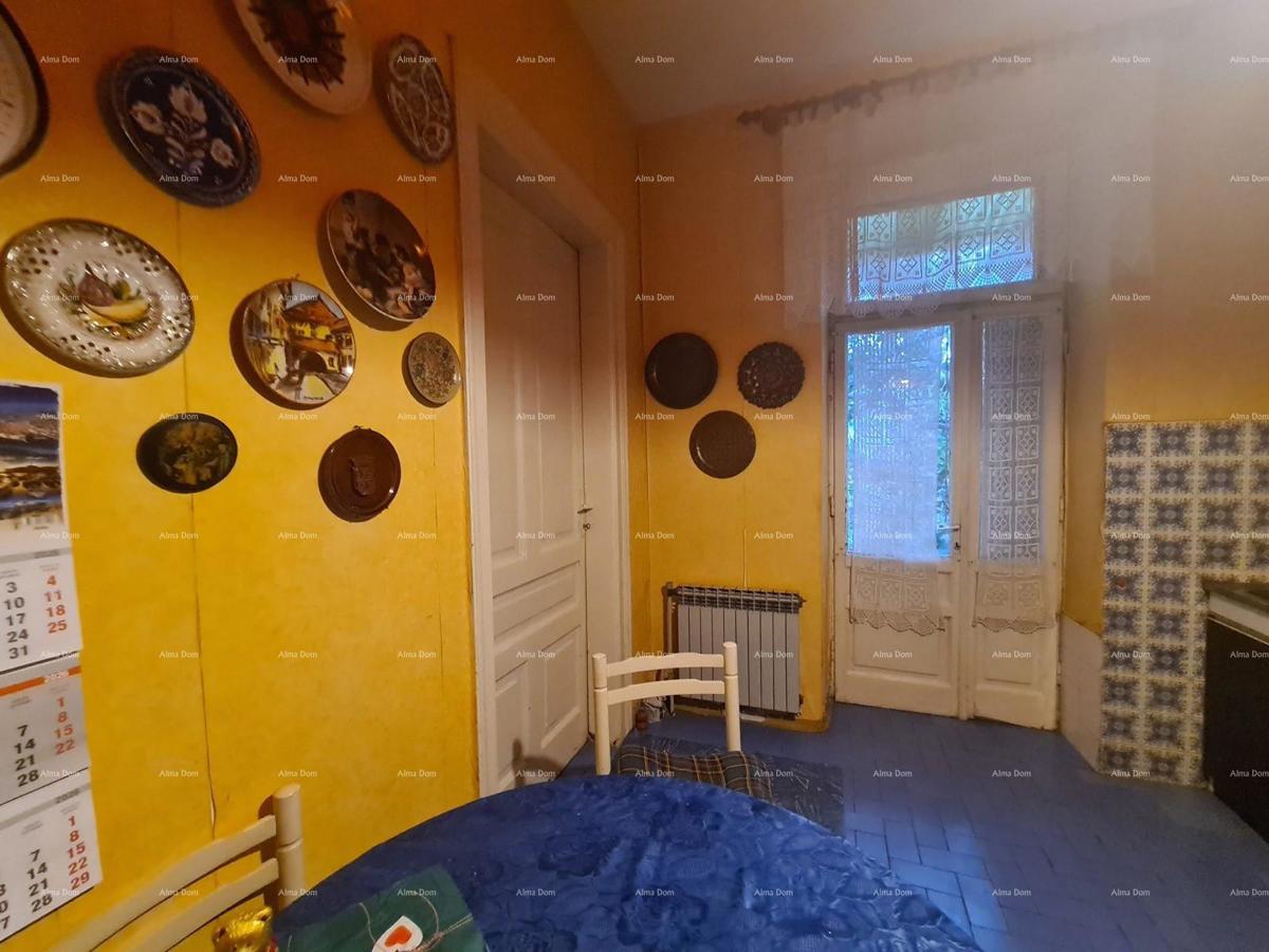 Stan v pritličju s dvoriščem in garažo – center Pule