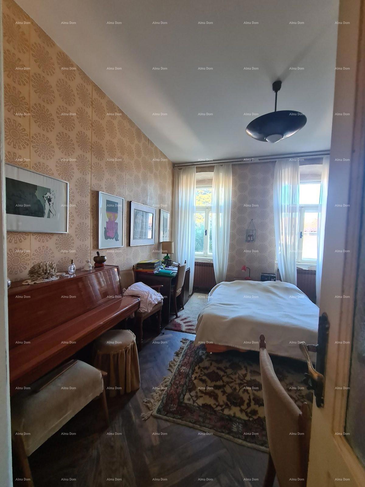 Stan v pritličju s dvoriščem in garažo – center Pule