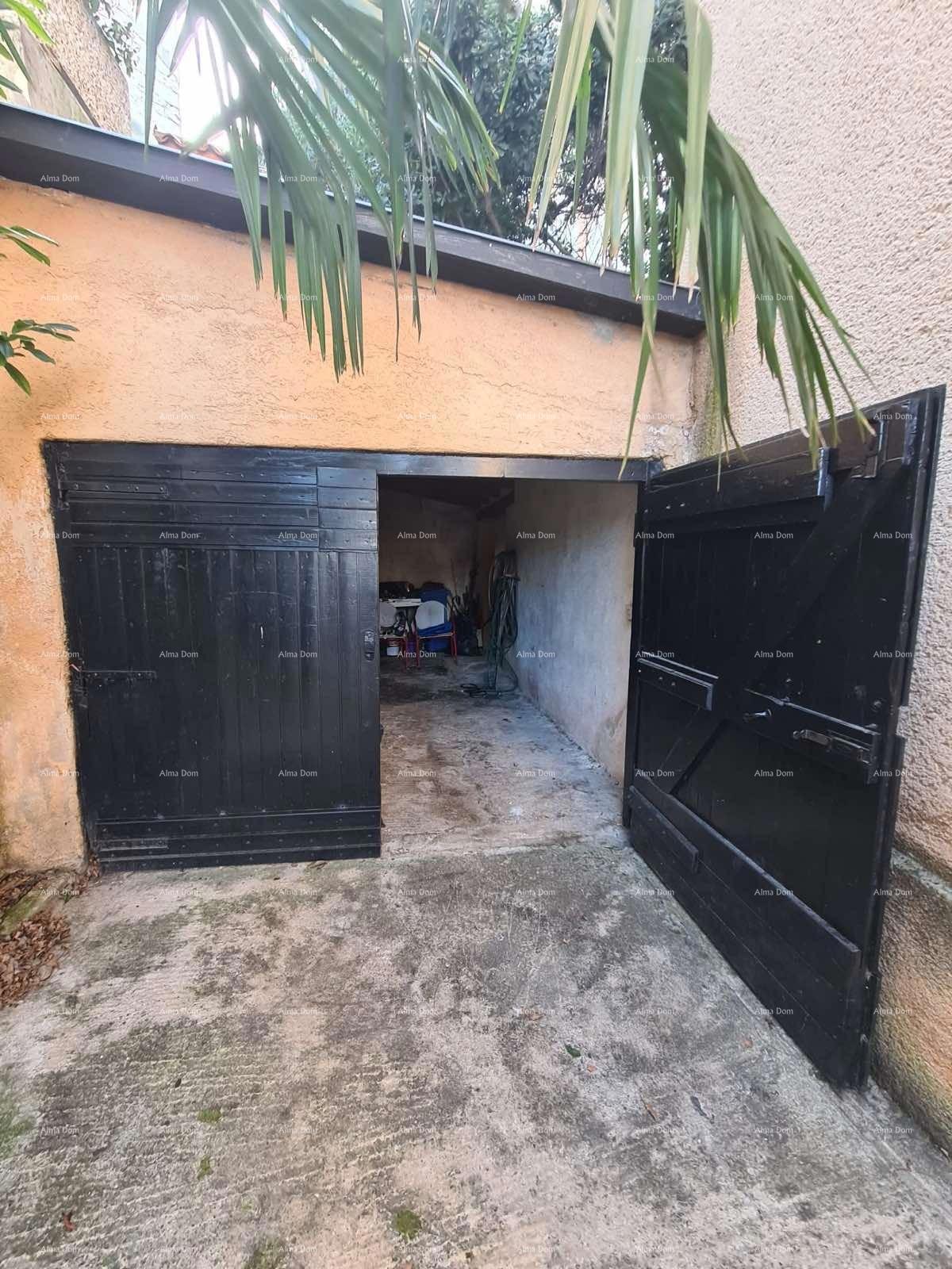 Stan v pritličju s dvoriščem in garažo – center Pule