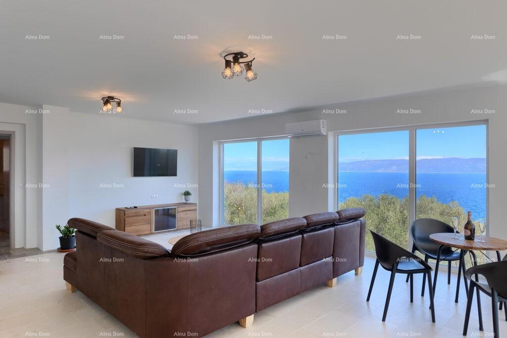 Moderna vila s grijanim bazenom i pogledom na more