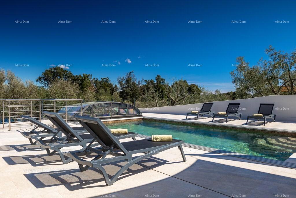 Moderna vila s grijanim bazenom i pogledom na more