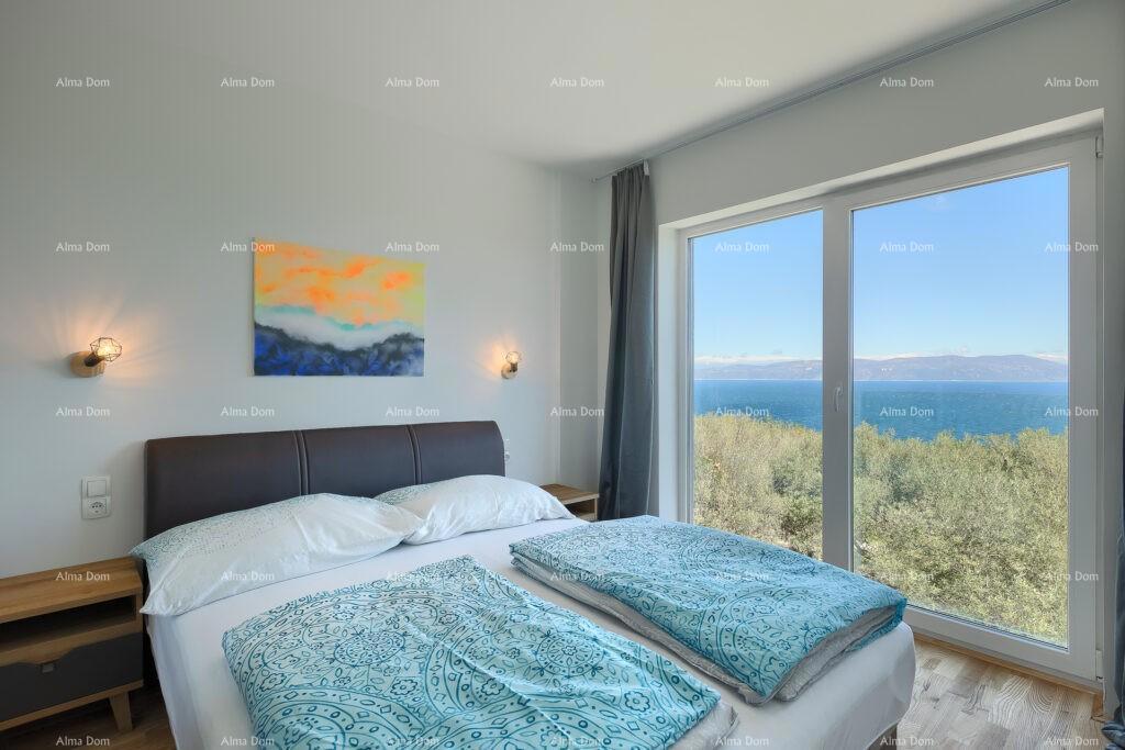 Moderna vila s grijanim bazenom i pogledom na more