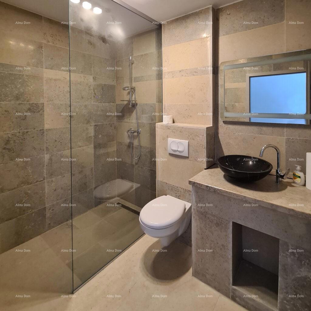 Moderna vila s grijanim bazenom i pogledom na more