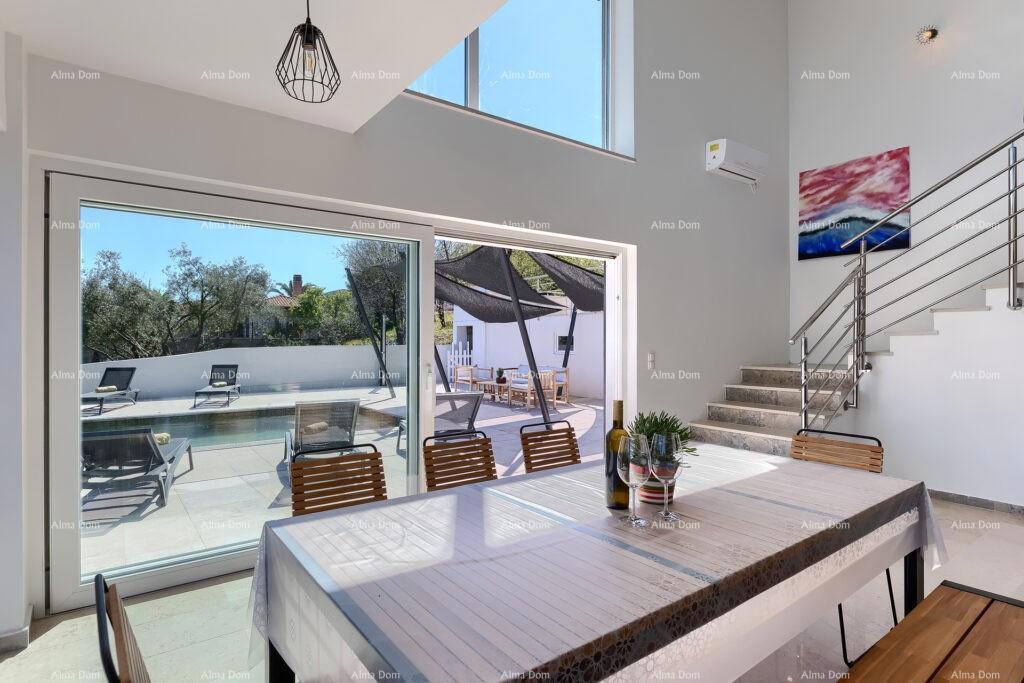Moderna vila s grijanim bazenom i pogledom na more