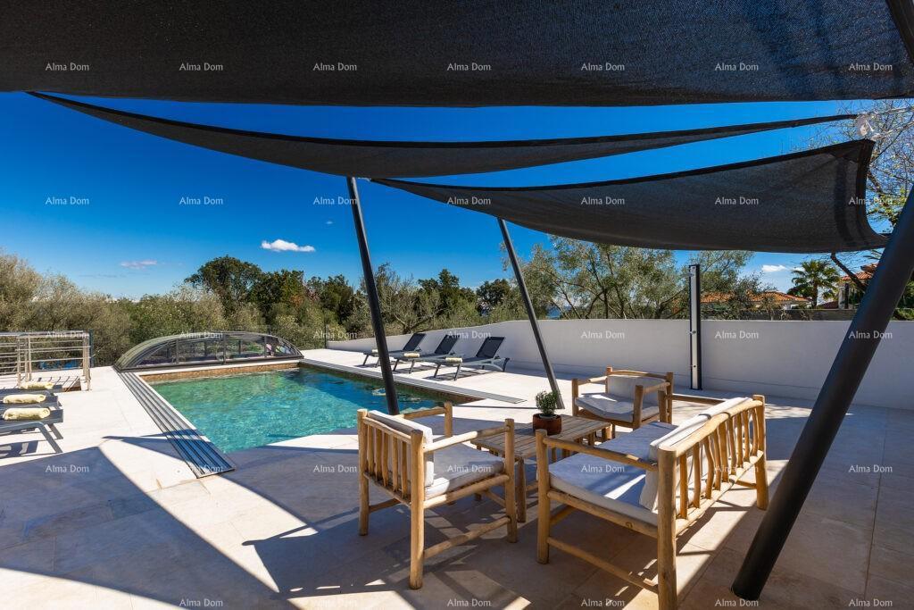 Moderna vila s grijanim bazenom i pogledom na more