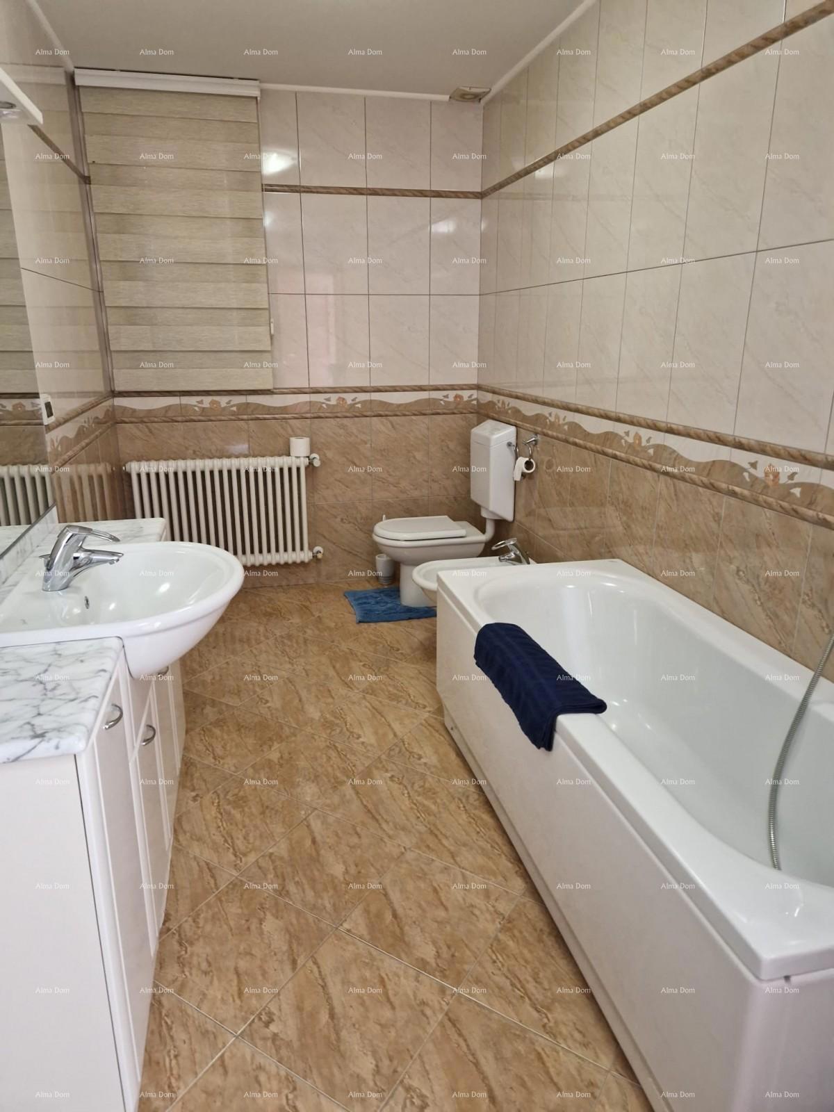 UMAG - Prostorna hiša z velikim vrtom, prva vrsta ob morju