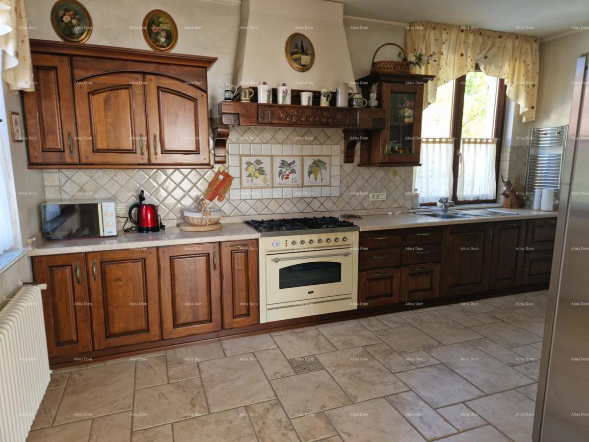 UMAG - Prostorna hiša z velikim vrtom, prva vrsta ob morju