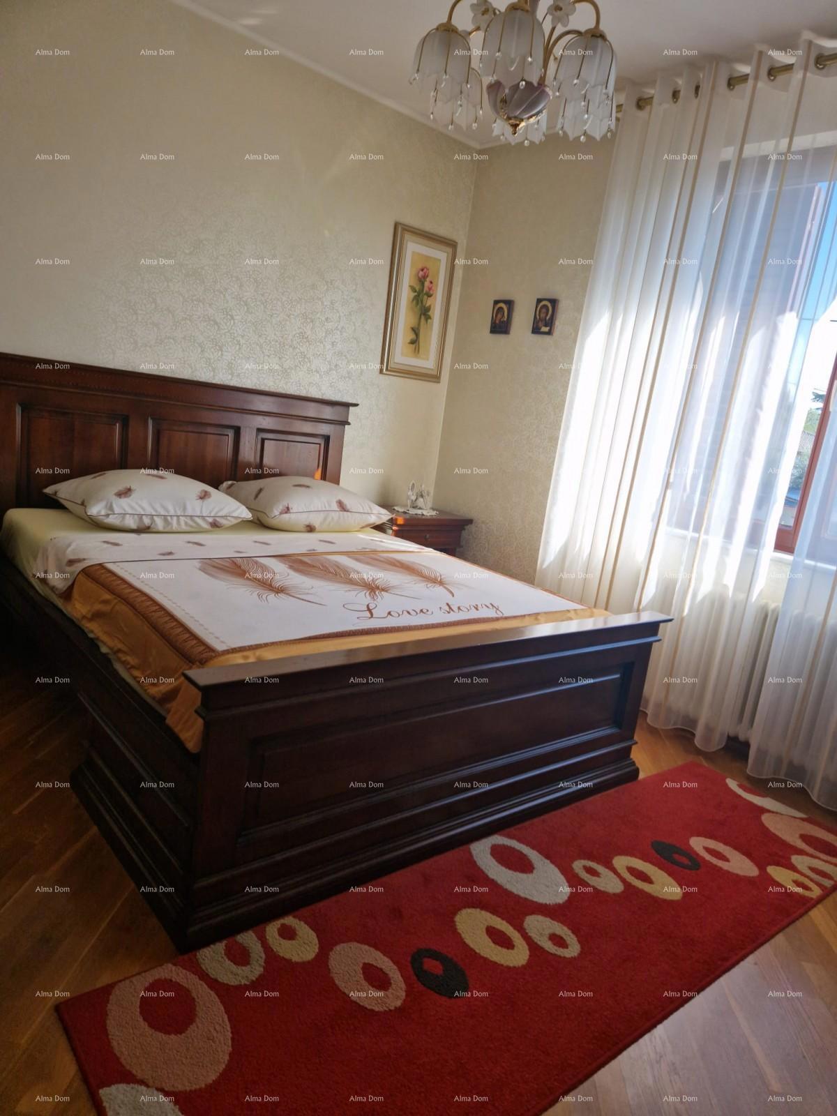 UMAG - Prostorna hiša z velikim vrtom, prva vrsta ob morju