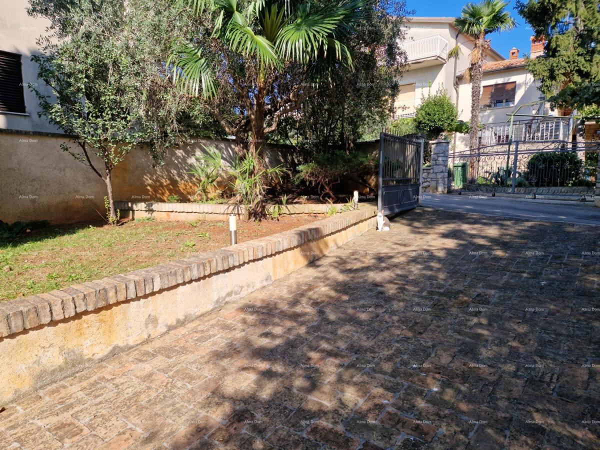 UMAG - Prostorna hiša z velikim vrtom, prva vrsta ob morju