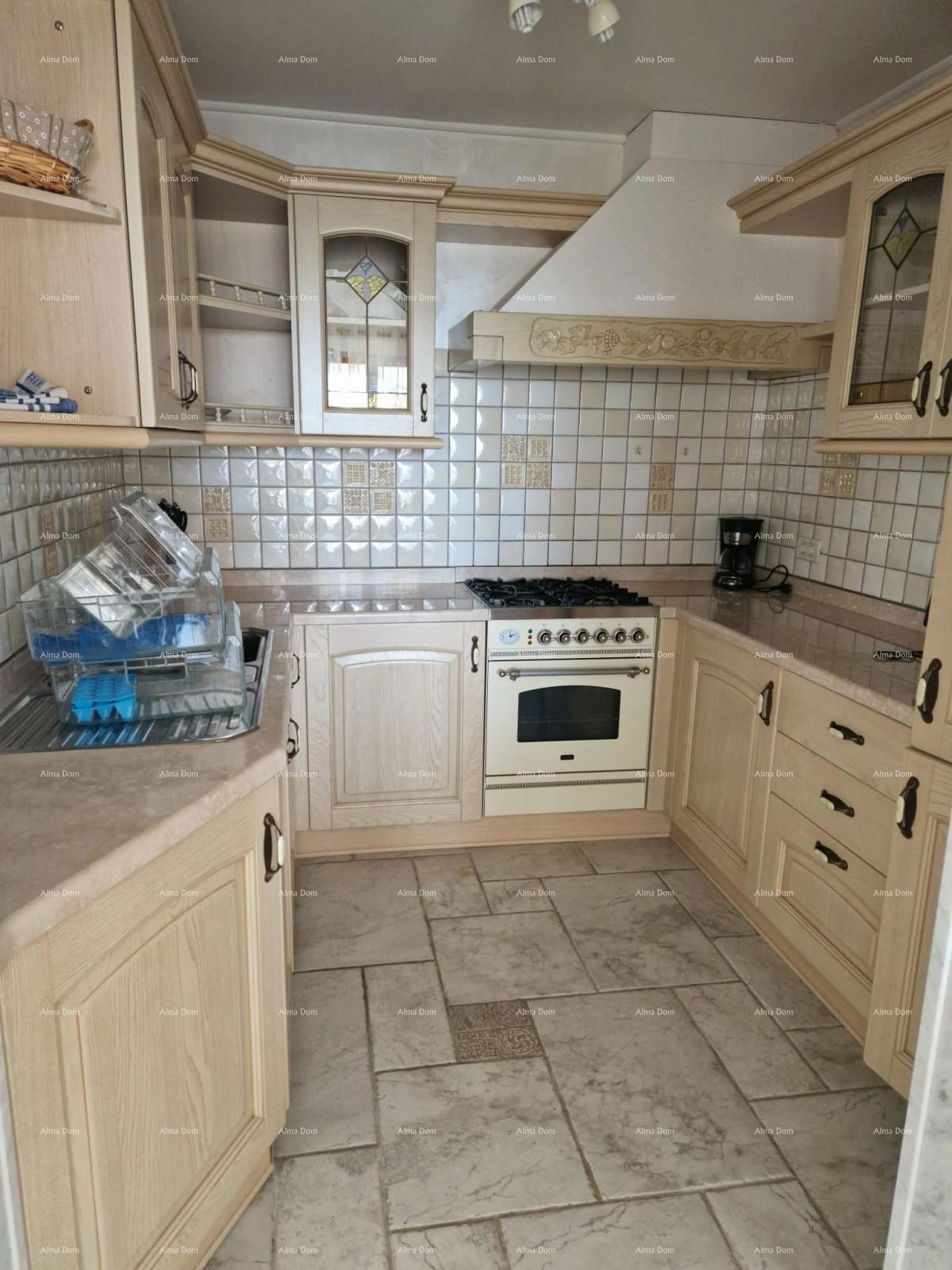 UMAG - Prostorna hiša z velikim vrtom, prva vrsta ob morju