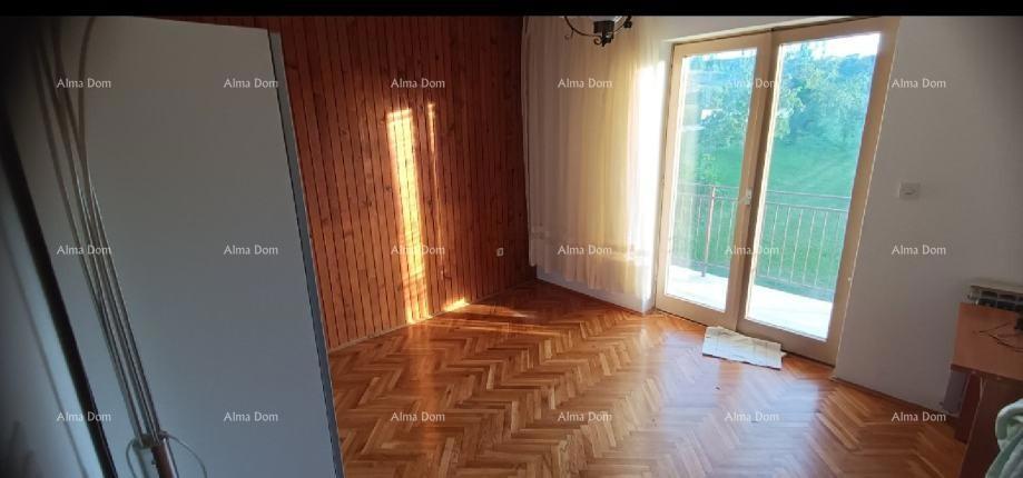 Pazin, družinska posest s dvema stanovanjem in veliko dvorišče