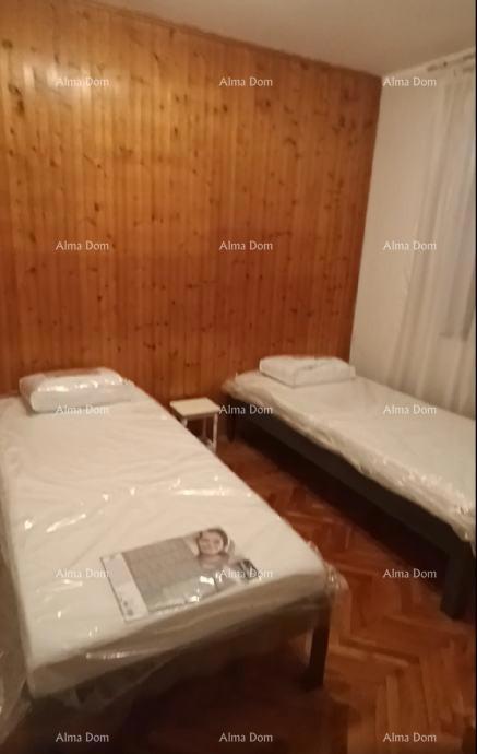 Pazin, družinska posest s dvema stanovanjem in veliko dvorišče