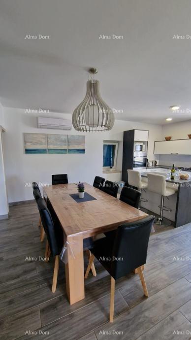 Sveti Lovreč, Čudovita kamnita vila z veliko parcelo