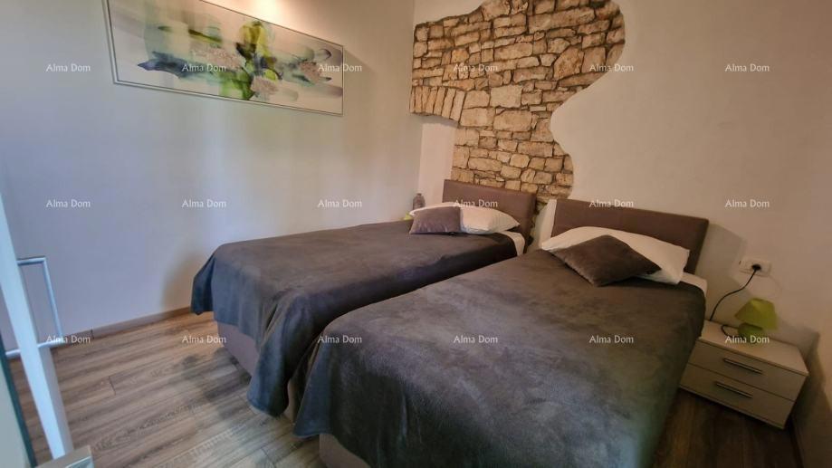 Sveti Lovreč, Čudovita kamnita vila z veliko parcelo