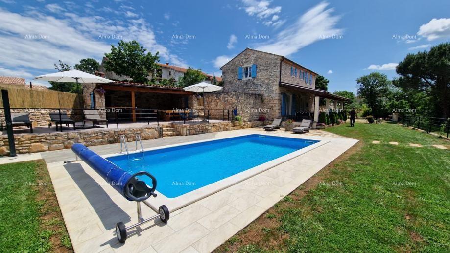 Sveti Lovreč, Čudovita kamnita vila z veliko parcelo