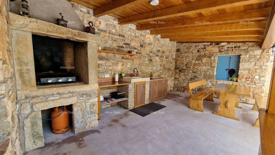 Sveti Lovreč, Čudovita kamnita vila z veliko parcelo