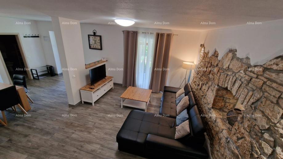 Sveti Lovreč, Čudovita kamnita vila z veliko parcelo