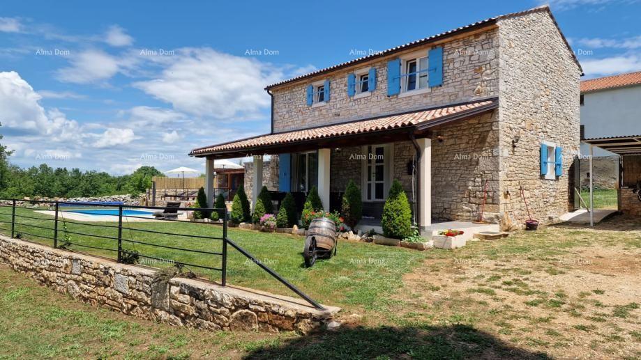 Sveti Lovreč, Čudovita kamnita vila z veliko parcelo