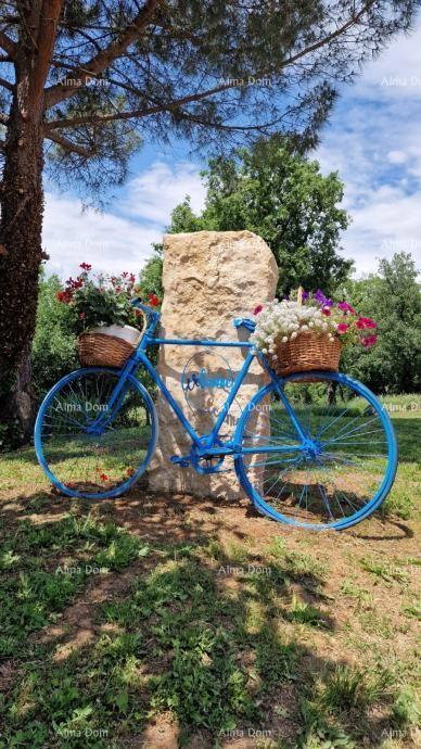 Sveti Lovreč, Čudovita kamnita vila z veliko parcelo