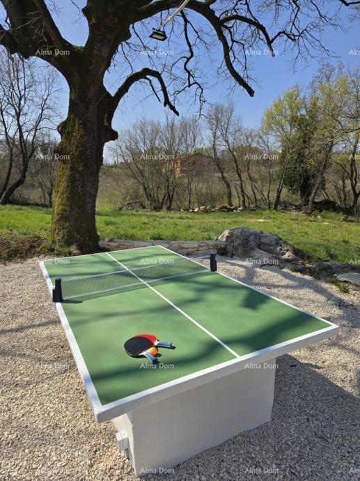 Sveti Lovreč, Čudovita kamnita vila z veliko parcelo