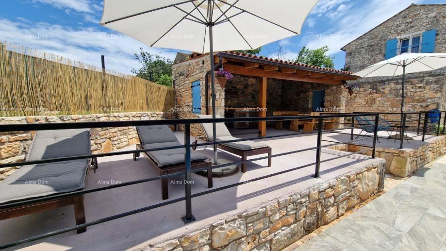 Sveti Lovreč, Čudovita kamnita vila z veliko parcelo