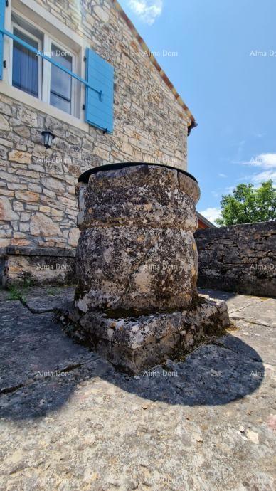 Sveti Lovreč, Čudovita kamnita vila z veliko parcelo