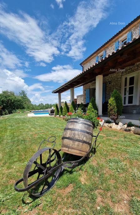 Sveti Lovreč, Čudovita kamnita vila z veliko parcelo