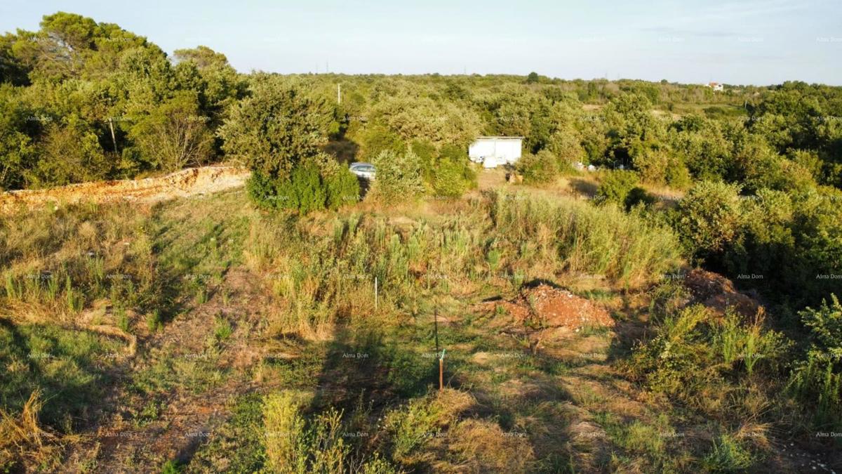 Vodnjan – gradbeno + kmetijsko zemljišče 8000 m2