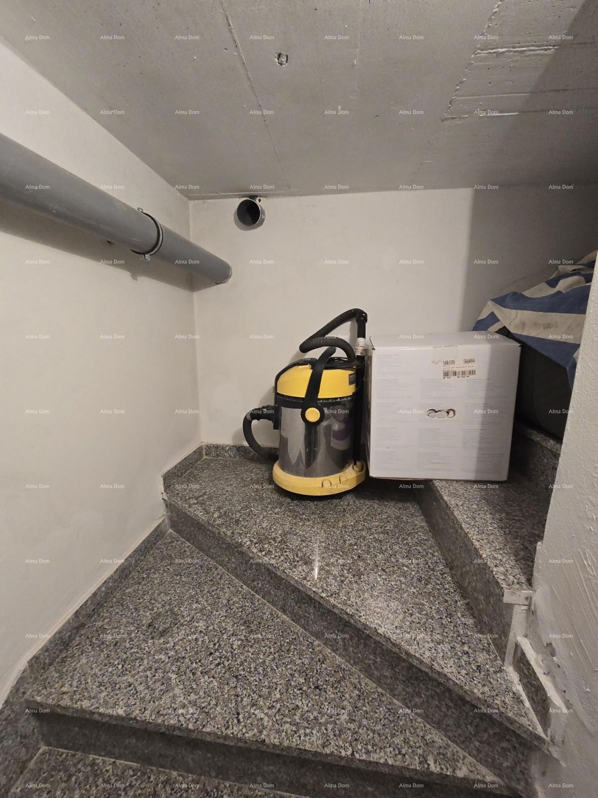 NOVIGRAD - Prodaja dveh stanovanj v družinski hiši