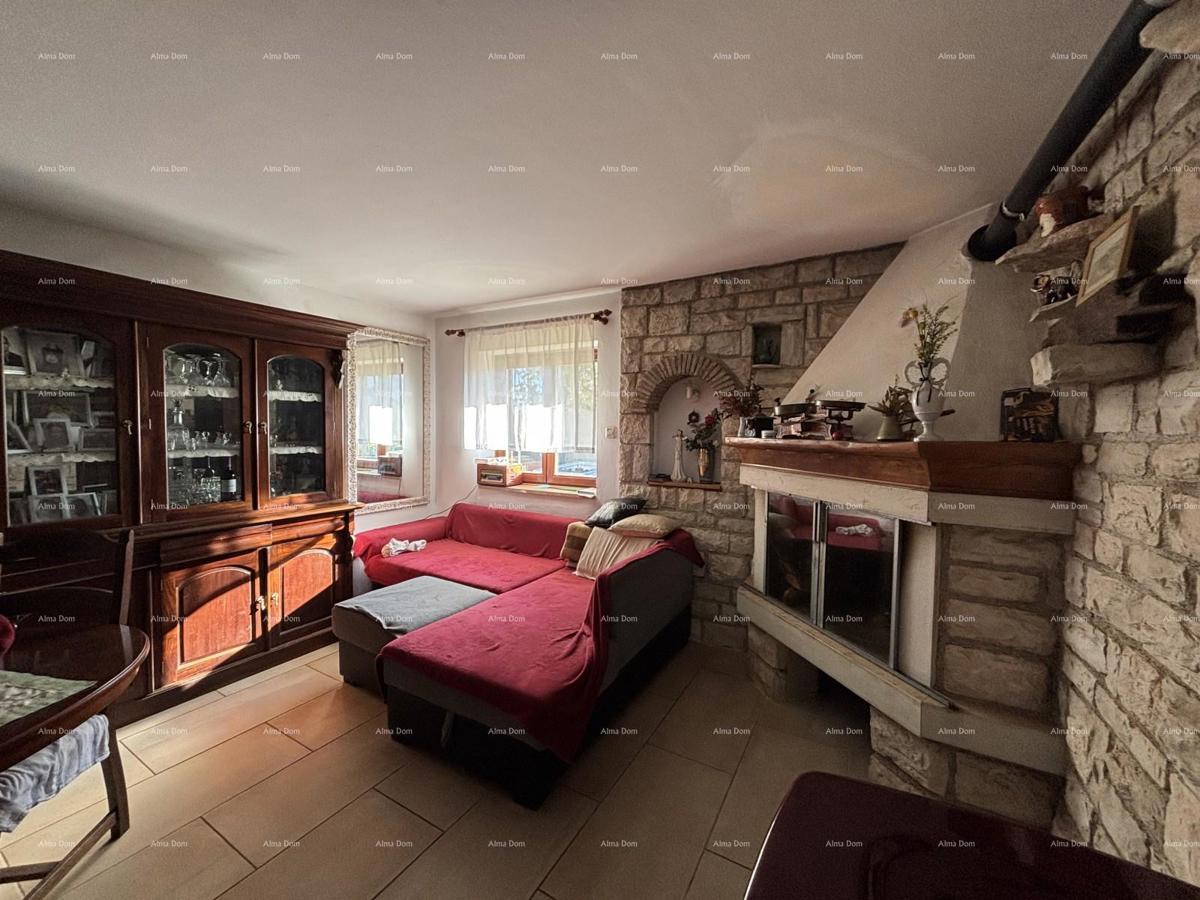 NOVIGRAD - Prodaja dveh stanovanj v družinski hiši