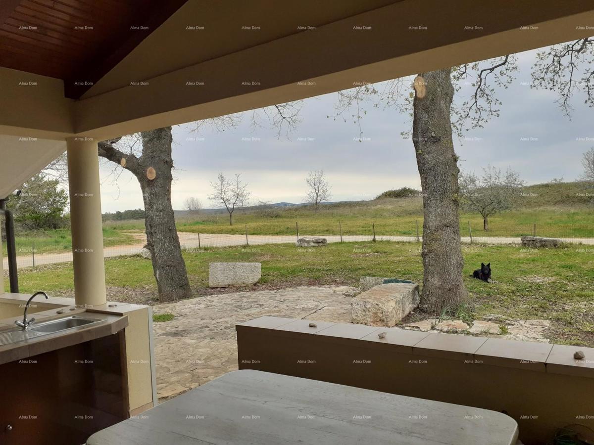 NOVIGRAD - Prodaja dveh stanovanj v družinski hiši